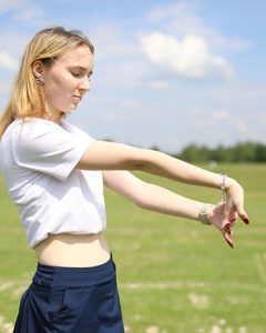 Golf Dehnübungen - Die ultimativen 5 Übungen 5 Golf Dehnübungen - Eine Frau stretcht ihren Arm