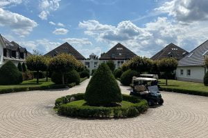 Golfclub Seddiner See - Einzigartiges Design und zwei Meisterschaftsplätze 8 Golfclub Seddiner See Clubhaus Eingangsbereich von außen