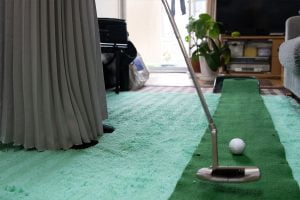 Golftraining zuhause – 12 Punkte, die du effektiv trainieren kannst 5 Golftraining-zuhause-putt-wohnzimmer