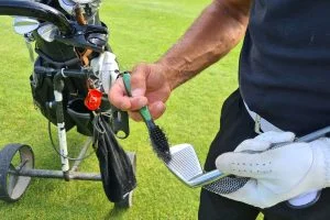 Die richtige Pflege von Golfschlägern und Ausrüstung 4 Golfschlägerbürste
