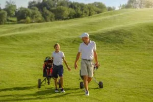 Golf Trolleys: Dein Ausführlicher Ratgeber 4 Golf Trolley Vater und Sohn