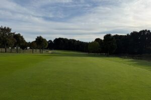 Fairway im Golfclub Steinhuder Meer unter blauem Himmel
