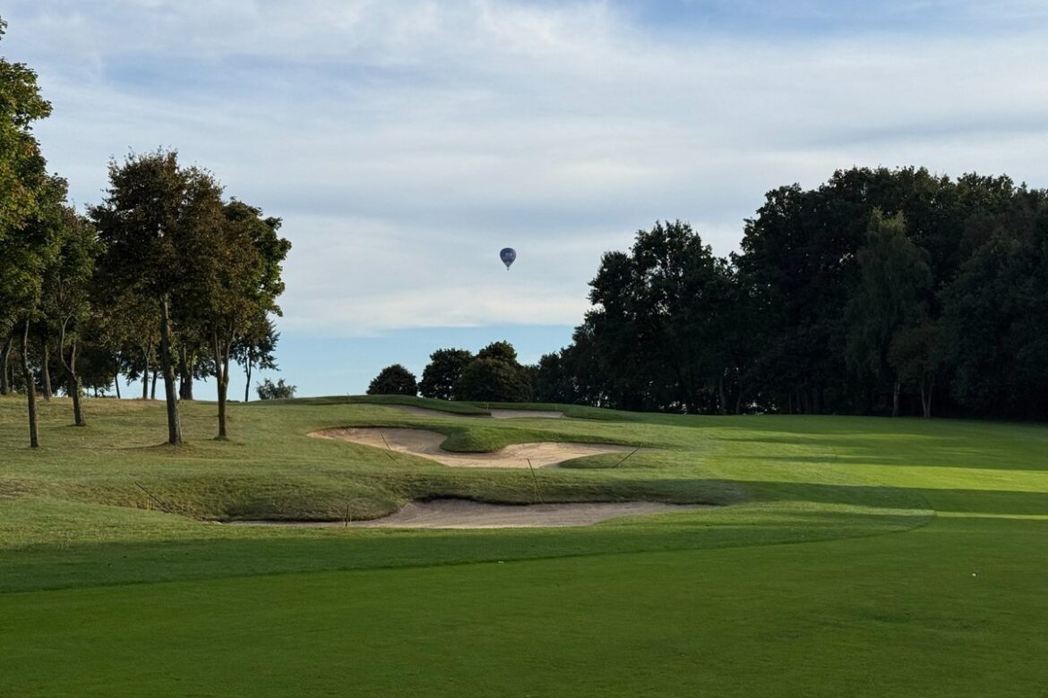 Fairway im Golfclub Steinhuder Meer mit Blick auf die Baumreihe und Bunker