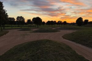 Bunkerlandschaft des Golfclubs Steinhuder Meer bei Dämmerung