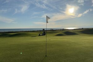 Grüns verstehen: Stimp, Geschwindigkeit & Verhalten 5 Grün mit Flagge: Green-Speed-Test in Lykia Links Golf, Antalya